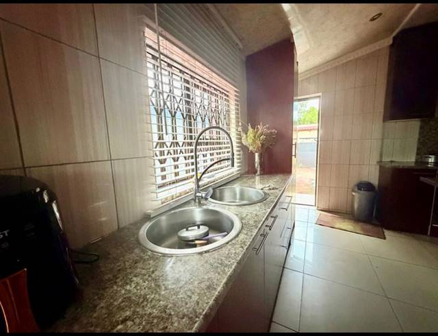 3 BEDROOM HOUSE FOR SALE IN VANDERBIJLPARK CW 5